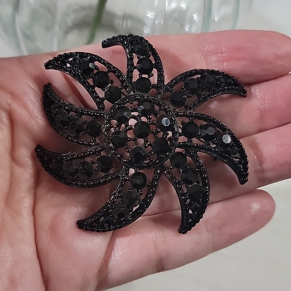 Vintage Weiss Black Rhinestone Enameled Sunburst Flower Japanned Metal Brooch